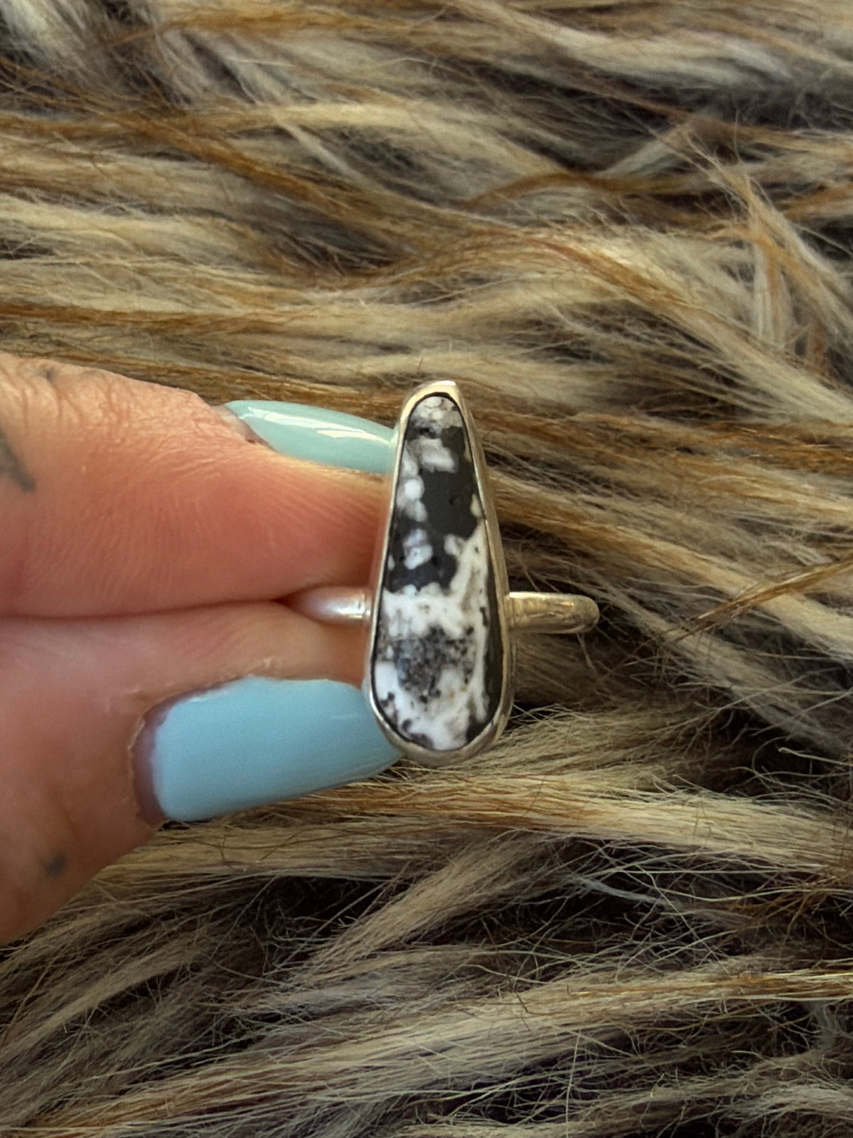 Dainty white buffalo size 6.75