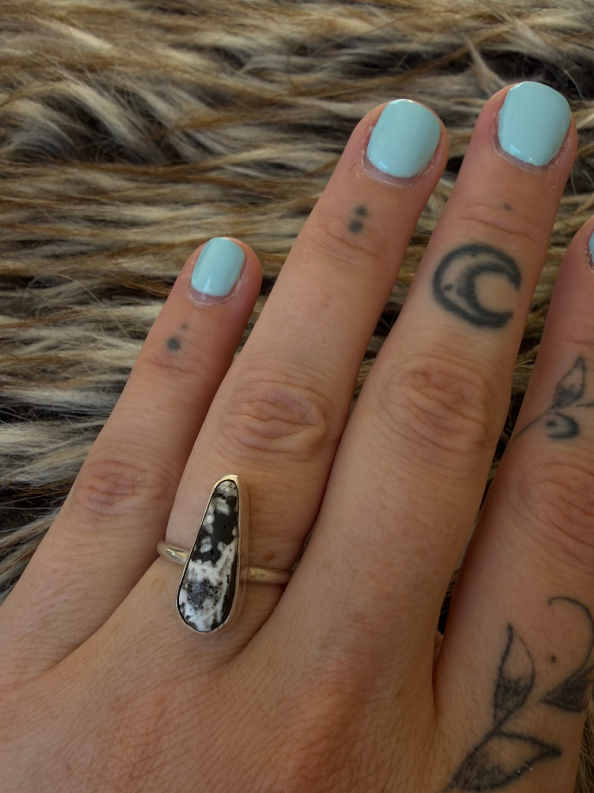 Dainty white buffalo size 6.75
